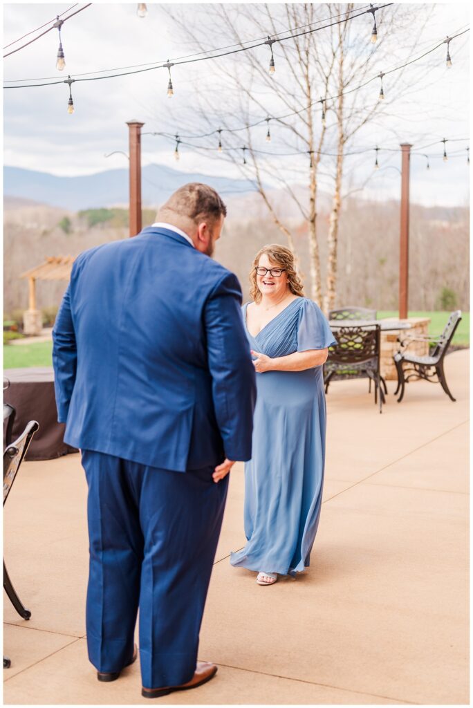 groom having first look with his mom outside 